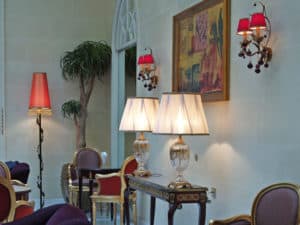 Hotel-Balzac-Paris-luxury-lighting-exclusive-large-crystal-chandelier-hig-end-lighting-brands-foyer-italian-lighting-company